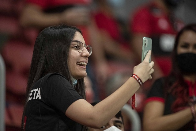 国足备战澳大利亚：塞鸟或缺阵，王钰栋逆袭，范志毅点评.